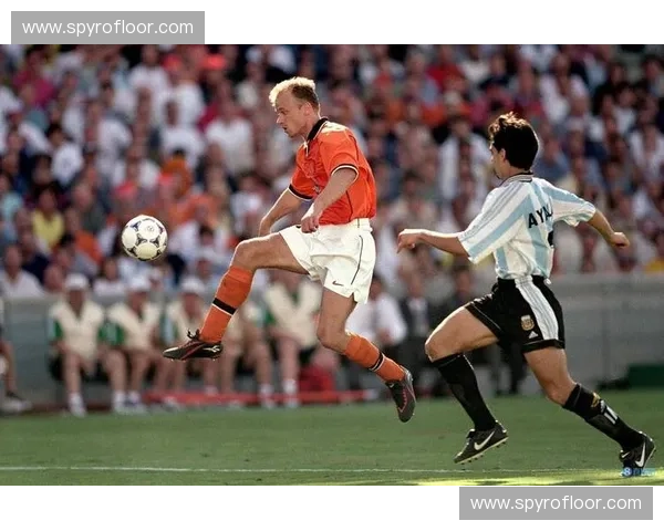 《回顾最精彩世界杯瞬间：那些令世界为之疯狂的经典赛事与英雄》